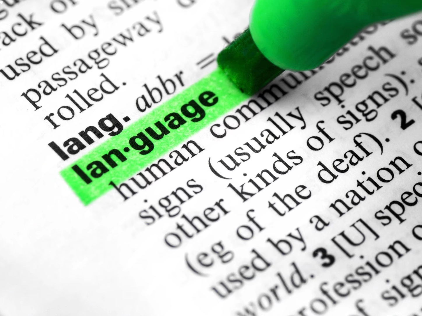 V slovarju z zelenim markerjem označena angleška beseda »language«