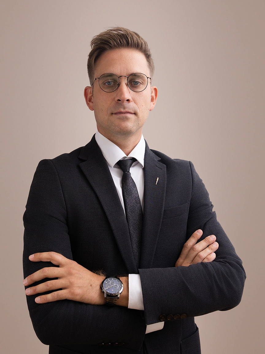 Urban Rozman, pravni svetovalec, portret s prekrižanimi rokami