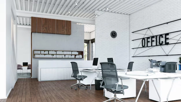 Sodobna pisarna z delovnimi mesti, stoli in napisom »Office« na steni